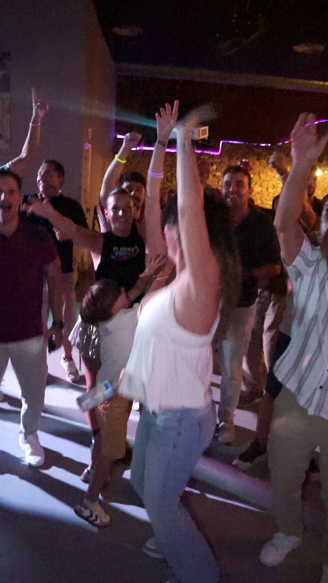 El público baila con los brazos levantados durante El Gran Show
